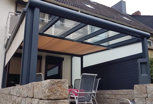 Eine überdachte Terrasse mit Awnings.